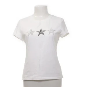 T-shirt - As ball och skön t-shirt med stjärnor på! Passar både M och S, endast använd 1 gång 💗