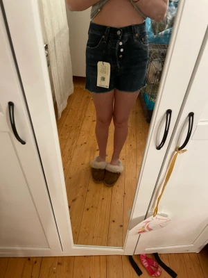Levis shorts - Jättefina oanvända Levis shorts. Helt nya, tyvärr alldeles för stora för mig. Kolla gärna in mina andra annonser!💕