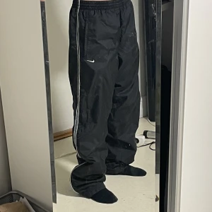 Vintage Nike Track Pants - Köpta runt 80-90 talet. För en mer baggy stil som på bilden är de stl M, annars stl L. Bra skick!
