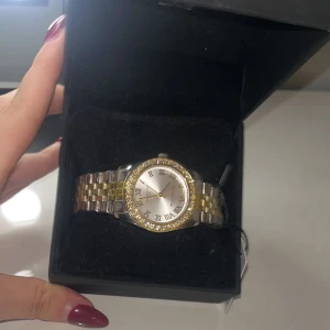 Martyn Line klocka dam - Säljer min fina klocka från Martyn line. Den är i storlek S. Fick den i present och har tyvärr aldrig använt den så jag inte passar i guld. Lappen och kartongen är kvar. Den går att justera så att den passar oavsätt storlek. Kan diskutera priset. 💕