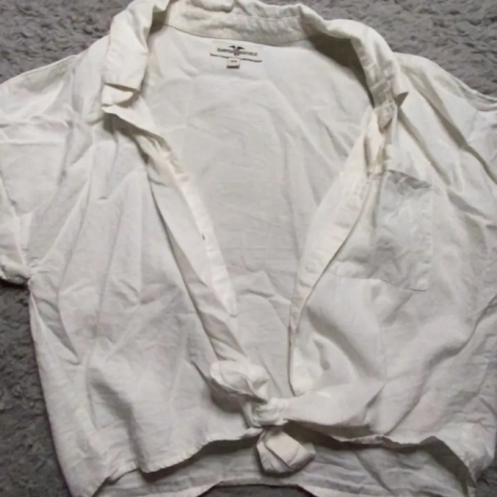 Kortärmad cropped skjorta med förlängda knytlängder på magen! Från Hampton Republic.❤️använd nåt fåtal gånger!. T-shirts.
