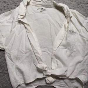 Kortärmad cropped skjorta med förlängda knytlängder på magen! Från Hampton Republic.❤️använd nåt fåtal gånger!