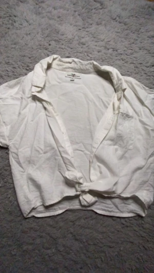 Damskjorta - Kortärmad cropped skjorta med förlängda knytlängder på magen! Från Hampton Republic.❤️använd nåt fåtal gånger!