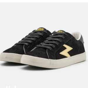 Sneakers  - Säljer dessa snygga sneakers! Fint skick💞