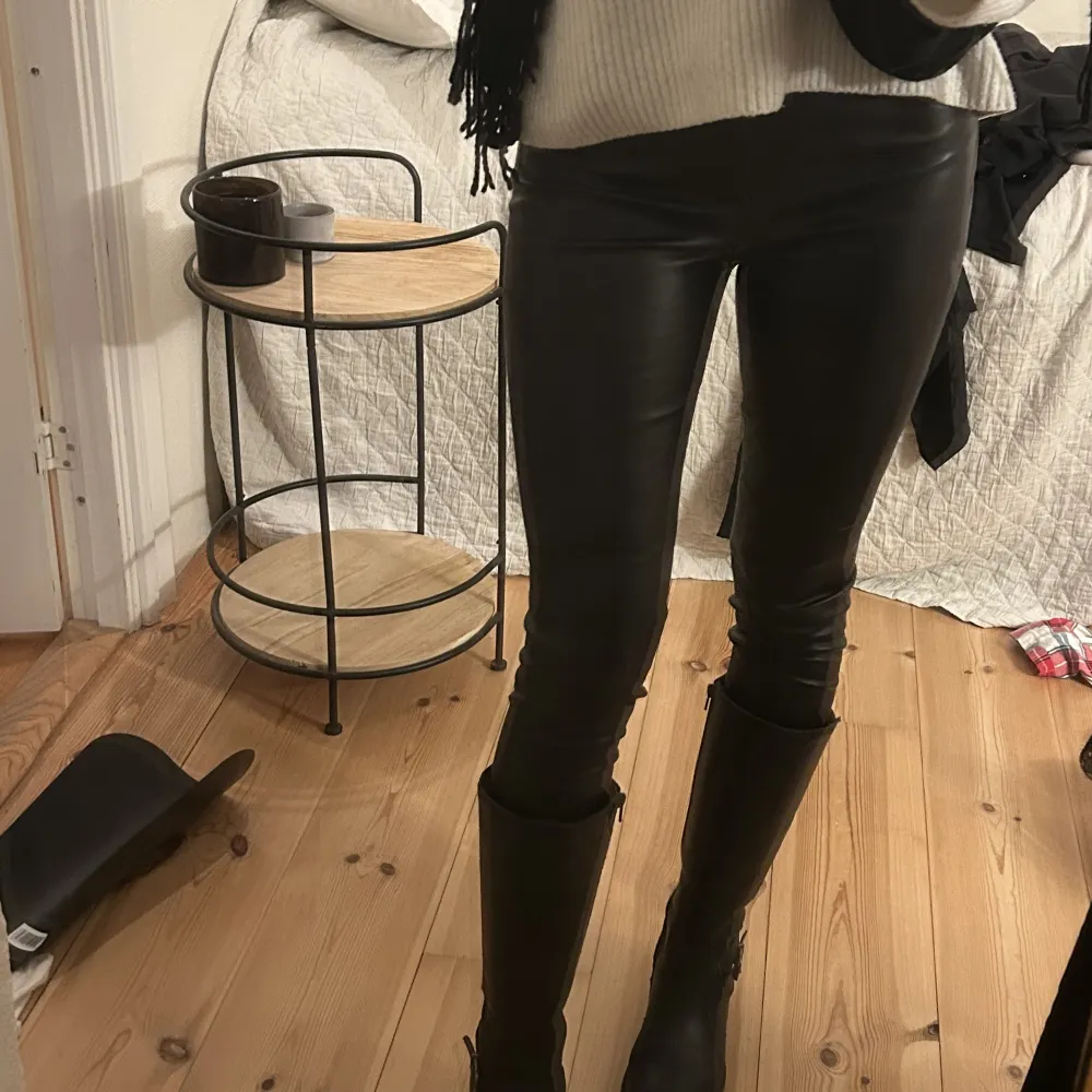 Från Zara, använd fåtal gånger. Hög midja, inga fickor bak. Strl S. Superfina till höst. Något korta på mig 172cm. Säljer för 149kr + frakt. Jeans & Byxor.