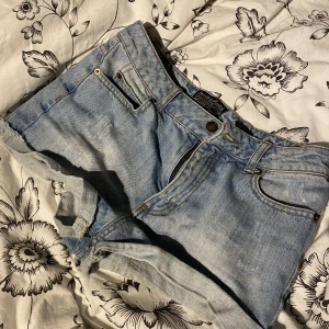 Jeansshorts - 2 stycken jeansshorts som aldrig kommer till användning 50kr för båda