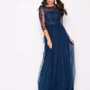 Aftonklänning  - Superfin bal eller aftonklänning i storlek UK 12 som endast är använd vid ett tillfälle och har mycket kvar att ge! Nypris 800kr. Säljer för 300kr. Pris går att diskutera. 