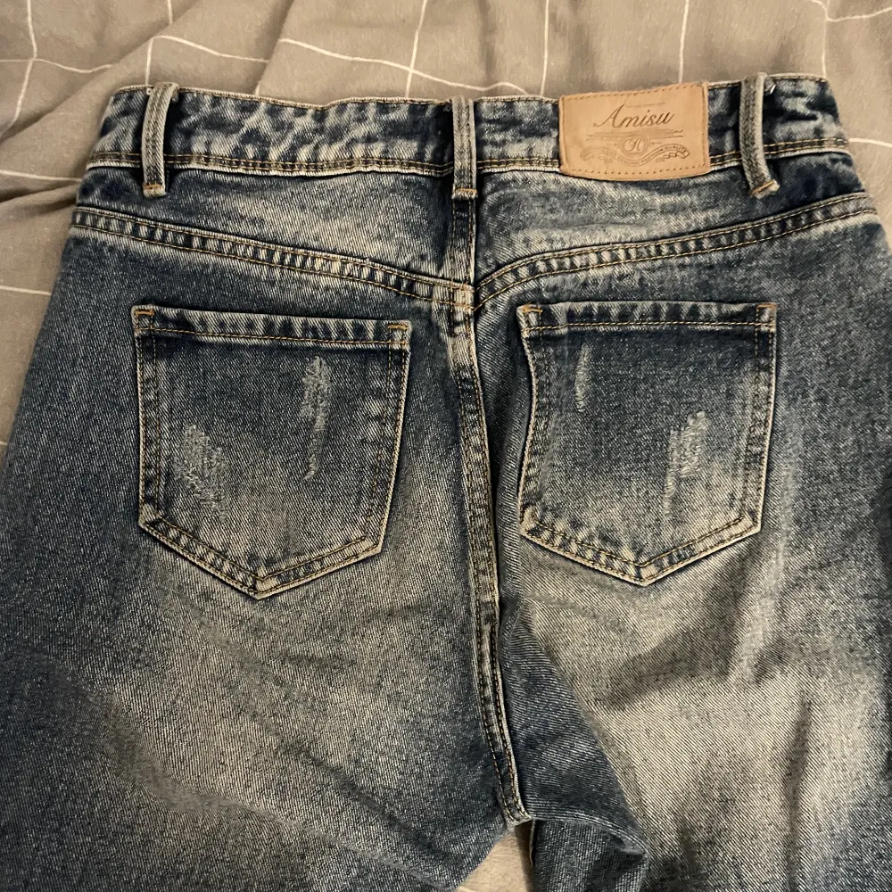 Coola fadeade jeans! Köpte på New yorker och är i bra skick🌟 har lite röda och gula detaljer längst ner och har hål vid knäna💞säljer då de är för korta på mig och inte kommer till användning   Vid frågor besvarar jag dom jätte gärna privat💘. Jeans & Byxor.