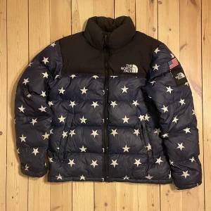 North Face Nuptse International Collection USA Puffer Down Jacket - North Face Nuptse International  Collection USA Puffer Down Jacket  10/10 Condition  4000sek - Open to offers.