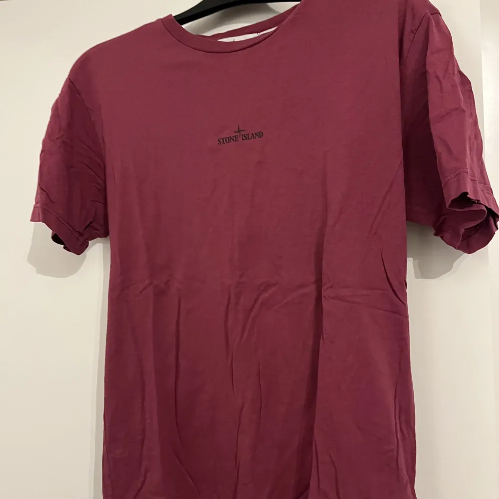 Vinröd Stone Island t-shirt med litet tryck på ryggen. Nypris 2000kr! Använd fåtal gånger!. T-shirts.