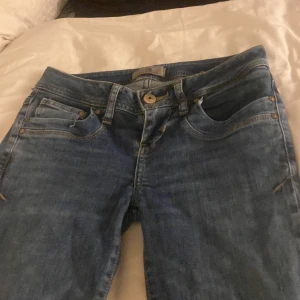 Lågmidjade jeans❤️ - en gammal model av Valerie men i mörkblå dom e Lågmidjade å bootcut säljer pågrund av för små tyvärr ❤️❤️