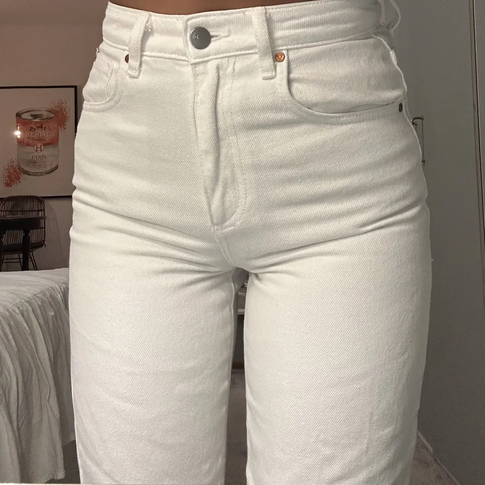 Högmidjade jeans tight upptill men lösare nertill. Storlek 26 i Waist och 32 i lenght. Passar en XS/S. Oanvänd . Jeans & Byxor.