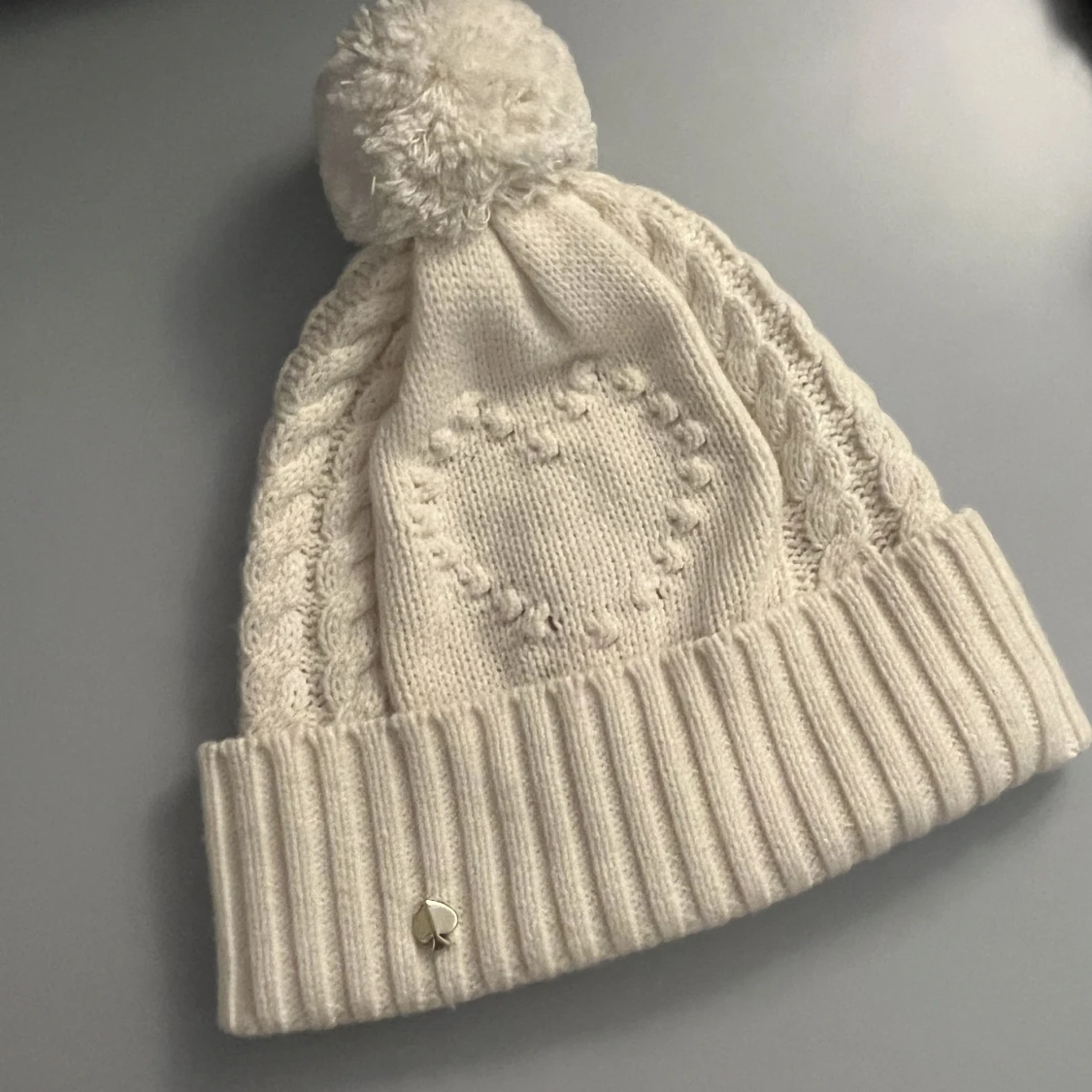 Kate Spade Mössa ”Heart Bobble Beanie”