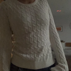 Vit stickad tröja  - Söt vit stickad tröja från HM. Är i bra skick.