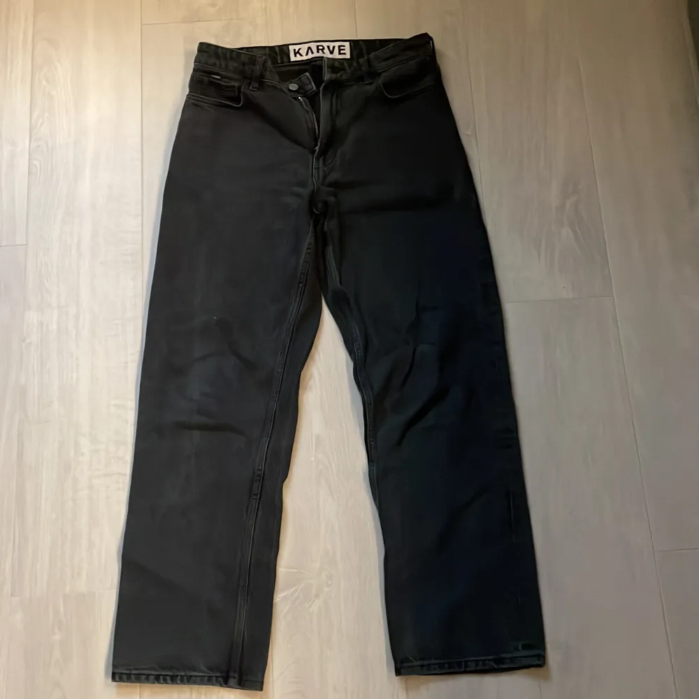 Ett par svarta Jeans från Karve i storlek W29 L32. Inköpta för 899kr.. Jeans & Byxor.