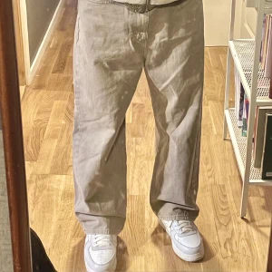 Lee x weekday jeans  - Supersnygga ljusbruna/beige färgade jeans från kollektionen mellan lee och weekday. Just nu så ligger dom bara och tar plats och väntar på att bli använda.  Kan fraktas eller mötas upp i Västerås