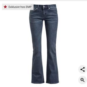 Säljer dessa snygga lågmidjade flare jeans från Black Premium by EMP då de inte kommer till användning🥰 midjemått: 33 cm, innerbenslägd: 82 cm (de e stretchiga)