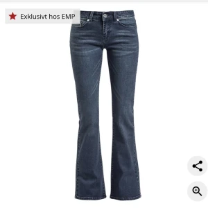 Lågmidjade jeans🩷 - Säljer dessa snygga lågmidjade flare jeans från Black Premium by EMP då de inte kommer till användning🥰 midjemått: 33 cm, innerbenslägd: 82 cm (de e stretchiga)