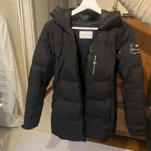 sailracing jacka dam - köptes 2021 använd 1,5 vinter. säljes pga köpt en ny jacka.  jackan är i bra skick jag kemtvättade den i maj och har använt den 2 ggr efter det.  nypris 2500kr säljer för 1000kr.  pris kan diskuteras vid snabb affär.