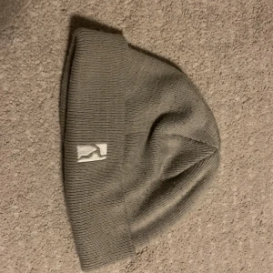 Poeticcollective mössa - Beige mössa, använd ett fåtal gånger i vintras nypris cirka 399