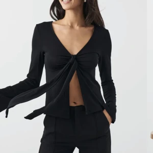 Tie front long sleeve top Gina tricot  - Helt ny med prislapp knyt topp från Gina tricot (helt slutsåld online). Storlek XS.  Dupe på design by si / liatz. 