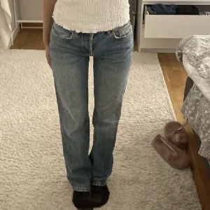 Low waist jeans - Raka Lågmidjade jeans från zara, strlek 36, nyrpis 399kr, bra skick. (Lånade bilder) 
