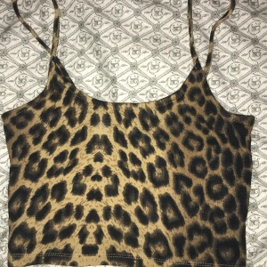 Topp - En söt croptopp från Bikbok, i strl xs. 