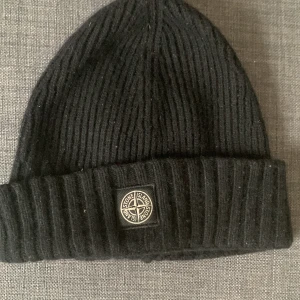 Stone island mössa  - Säljer min tvärfeta Stone island mössa. Suez 3 i junior och är ungefär One size i vuxen storlek. Köpt på NK förra året för 1300