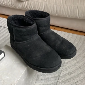 Svarta UGGs - Uggs stl.43, hela men väl använda