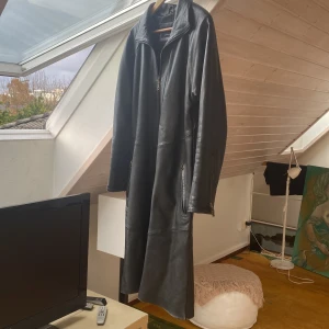 Skinnrock Marciano storlek M - Vacker rock i svart skinn. Skinnet är mjukt och fint. Dragkedjor och inga knappar. Lätt slitage som ger vintage karaktär.