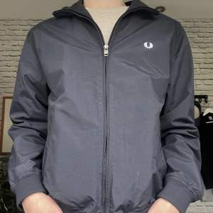 Säljer en fin jacka från Fred Perry som inte kommer till användning längre. Inga skador eller defekter. Hör av er vid frågor eller för fler bilder. Nypris 2500kr. Pris kan diskuteras! 