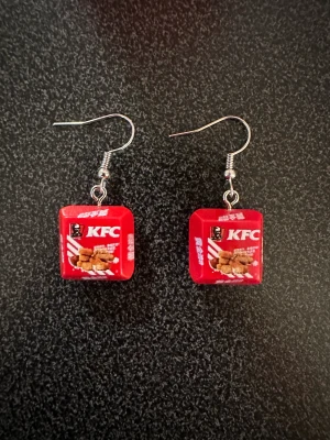 Örhänge KFC - Nya örhänge med KFC. Krokarna är inköpta som nickelsäkra. Köp idag, imorgon kan de vara sålda.