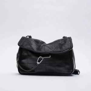 Zara - Väska i rock  - Säljer väskan för den inte kommer till användning😊Köpt för 2-3 år sen och är använda, finns inga synliga skador/repor!  Skicka fler bilder vid förfrågan🫶🏼