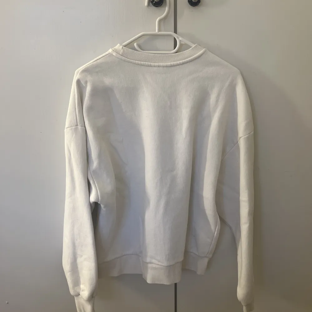 Vanlig super fin vit sweatshirt från gina i storlek S🤍. Tröjor & Koftor.