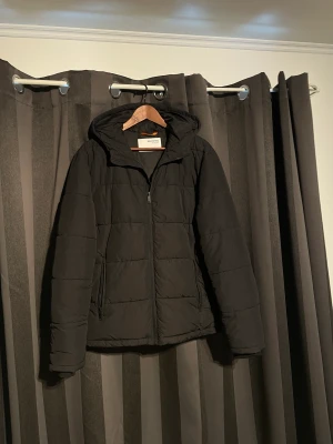 Selected homme vinter jacka - Vinter jacka i 10/10 skick, sitter jätte bekvämt och håller värmen utmärkt! Priset är inte hugget i sten,  Hör av er vid frågor!