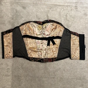 Korsett  - Så SJUKT SNYGG korsett. Tyvärr är den för liten för mig😞❤️