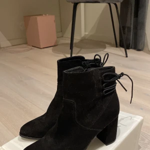 Skor  - Storlek: 37  Finns i Norrköping, går att frakta  Använd endast ett fåtal gånger, i splitter nytt skick 