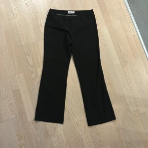 Kostym byxor  - Kostym byxor bootcut från esprit  Lågmifjade  Storlek 38  Köpare står för frakt 