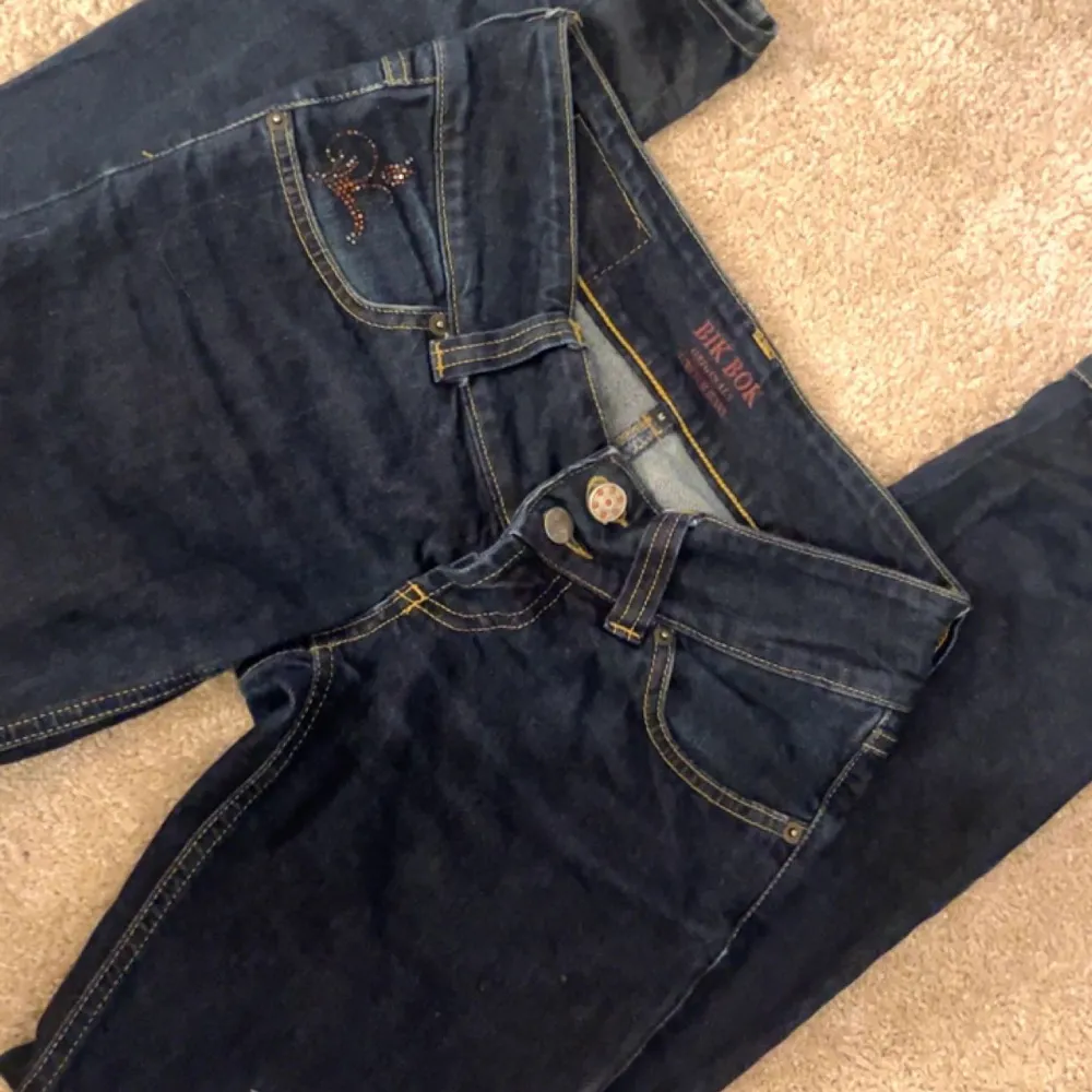 As snygga bikbok jeans som tyvärr inte säljs längre, lågmidjade, några kristaller har tyvärr åkt bort från bakfickorna men annars bra skick! går efter budgivningen!💘 innerbenslängd 80cm och midjemåttet rakt över är 32cm!. Jeans & Byxor.