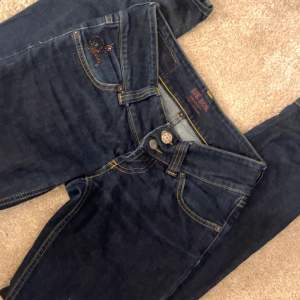 As snygga bikbok jeans som tyvärr inte säljs längre, lågmidjade, några kristaller har tyvärr åkt bort från bakfickorna men annars bra skick! går efter budgivningen!💘 innerbenslängd 80cm och midjemåttet rakt över är 32cm!