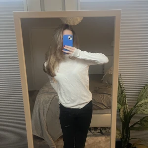 Stickad tröja - Säljer denna supersköna vita stickade tröjan, jätte mjukt o tunn fin tröja. Aldrig använd, hör av er för mer frågor💕💕