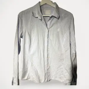 Skjorta från Newhouse.  Storlek: 38-40 Material: Bomull Använd, men utan anmärkning.