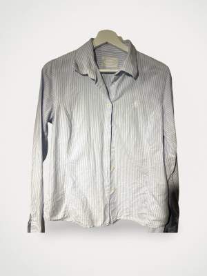 Skjorta från Newhouse.  Storlek: 38-40 Material: Bomull Använd, men utan anmärkning.