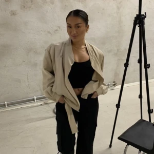 Oversize jacka  - Beige oversize jacka köpt secondhand. Bra skick! Passar XS-L beroende på passform 