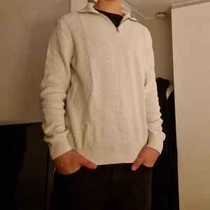 Zara half zip kofta - En vit zara kofta half zip, använd men i bra skick. Säljs för att den inteblänhre används, jag är 180 och den passar bra. Det är storlek L men det är spanska storlekar så i sverige är det M