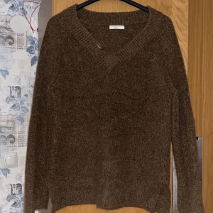 Stickad tröja  - säljer en jättefin stickad tröja från ginatricot i storlek M! Använd någon gång annars bara hängt! Skick 10/10 skriv för fler bilder eller frågor, köpare står för eventuell frakt!