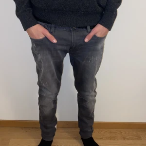 G-Star jeans - Vi säljer ett par feta g-Star jeans i strålande skick. Nypris 1499kr vårat pris 299kr. Skick 8/10