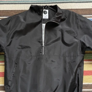 Polar ripstopjacket - Osläppt Polar skateCo jacka i svart ripstop material! Perfekt skick! Nästan aldrig använd. Perfekt för höst/vinter