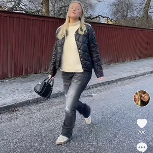 Tunn jacka - Superfin vår/höst jacka från Mango. Passar till allt och är i nyskick! Strl. L men passar även M och S