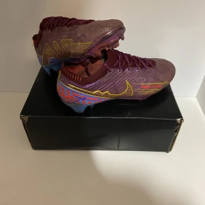 Nike Air Zoom Mercurial Vapor 15 Elite FG Mbappe  - Tja! Säljer dess as feta Nike Air Zoom Vapor 15 Elite FG Mbappe som är använda typ i 2-3 månader är fortfarande i skit bra skick 7/10. Storlek 41 men passar 42. Ny pris 2100kr mitt pris 749kr bilder och priset kan diskuteras privat Mvh Alend 😁